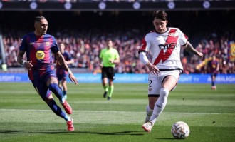 阿劳霍关键进球助巴塞罗那5连胜领跑西甲，领先皇马4分