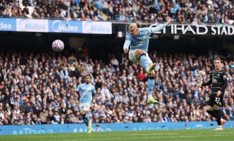 连续11场破门+刷爆英超神迹！哈兰德双响，曼城2-0埃弗顿追平枪手